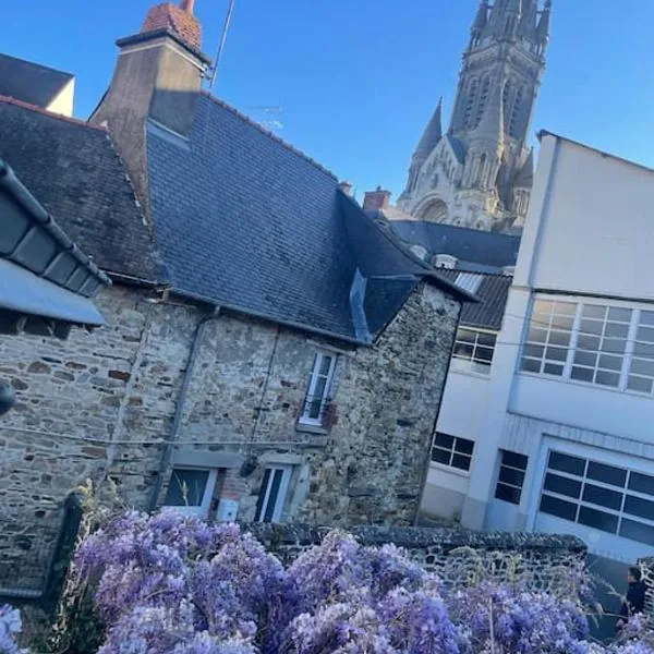Maison de ville- quartier calme, hotel in Vitré