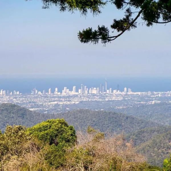 Three Pines Tiny Home Your Mountain Escape，位于谭伯连山的酒店