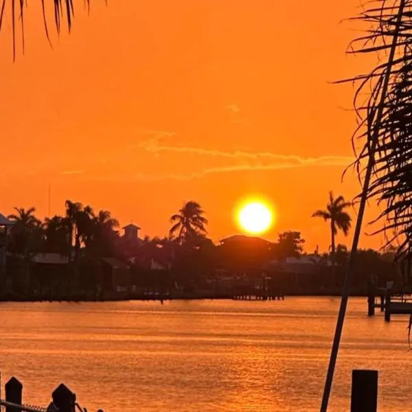 Cozy 2 BR Waterfront home with Heated Pool, hotel v destinaci Fort Myers