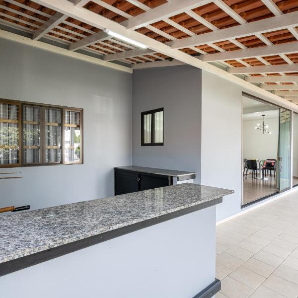 Casa ampla e confortável 3 Quartos, Churrasqueira, Cozinha completa, Ar condicionado, Wi-Fi, 300m da Praia, 3 vagas de garagem, a 4,2 quilometros do Beto Carreiro - Foto 4