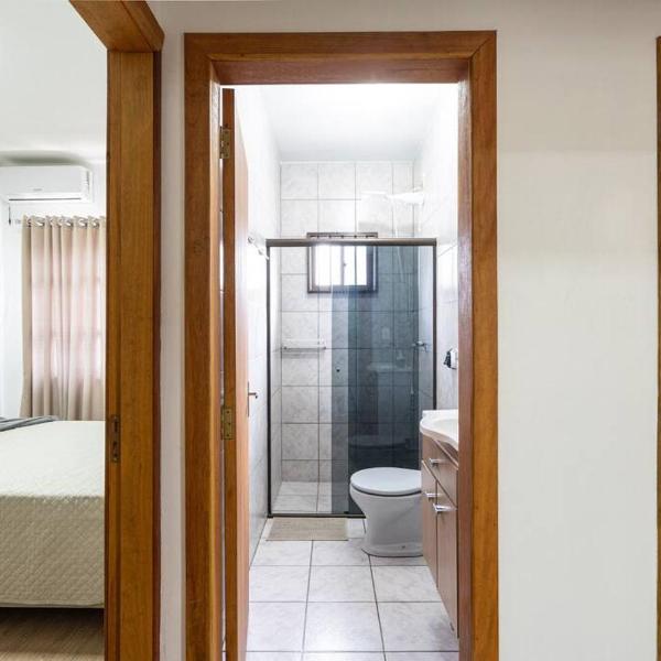 Casa ampla e confortável 3 Quartos, Churrasqueira, Cozinha completa, Ar condicionado, Wi-Fi, 300m da Praia, 3 vagas de garagem, a 4,2 quilometros do Beto Carreiro - Foto 3
