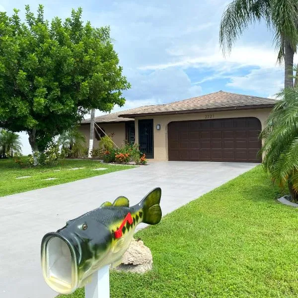 Cozy Coral Cottage with Tiki Hut, Mini Golf, Arcade and Grill, hotel v destinaci Cape Coral