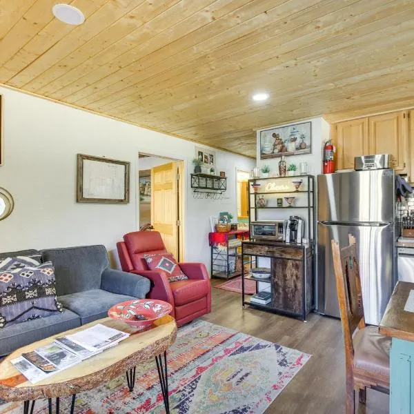 Ski-In Red River Retreat Balcony, Mountain Views!, hotel v destinaci Red River