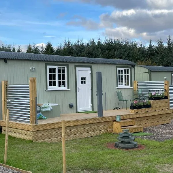 The Swallow Shepherds Hut at Bee Happy Breaks Scotland, hotel i Perth