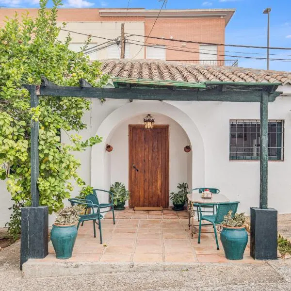 -Iponubahomes- Céntrica casa con jardín y chimenea, hotel in Baena