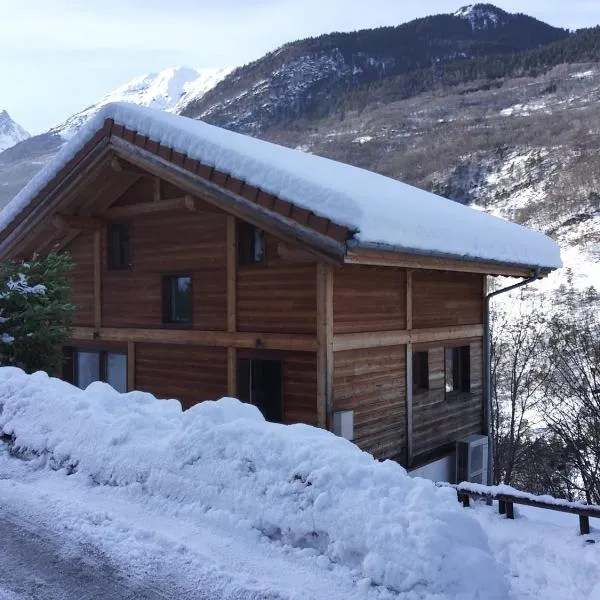 Votre appartement savoyard avec Parking à la télécabine pour skier les 3 Vallées !, hótel í Villarlurin