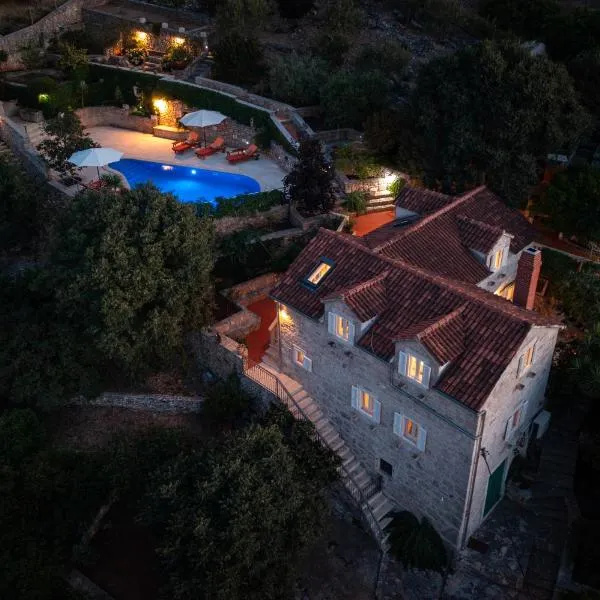 "Villa Kostela"-Villa in nature with 4 bedrooms, 2 bathrooms and 2 kitchens, hotel in Ložišće
