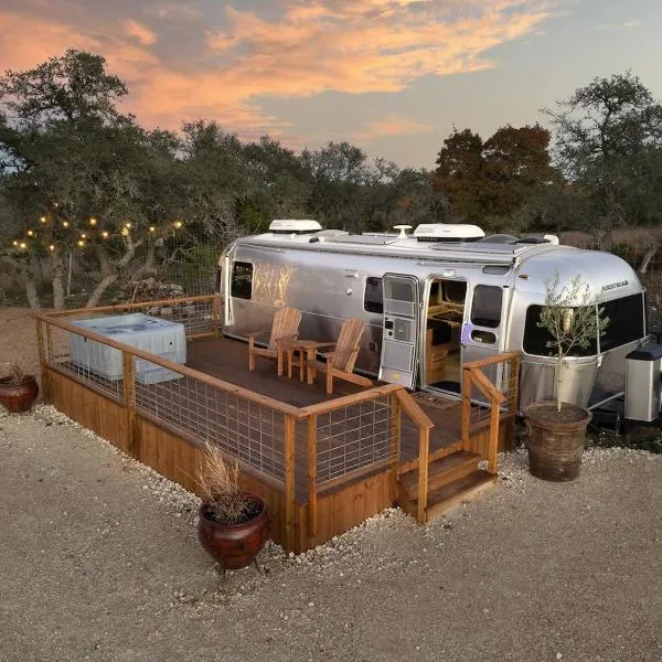 Airstream Getaway - Hot Tub & Fire Pit、Luckenbachのホテル