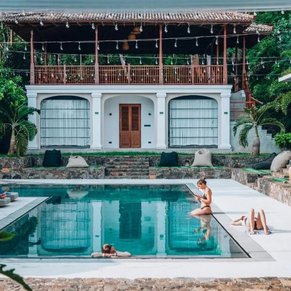 The Salty Pelican Yoga & Surf Retreat, hotel v destinaci Dikwella