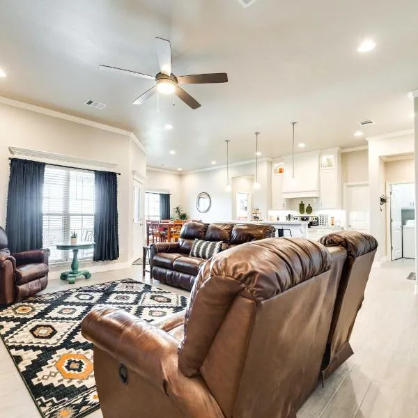 Texas Home with Hot Tub 3 Mi to Downtown Canyon!, ξενοδοχείο σε Canyon
