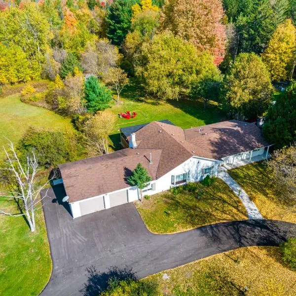 5 Bedroom Vacation Cottage - King City, hotel in Schomberg