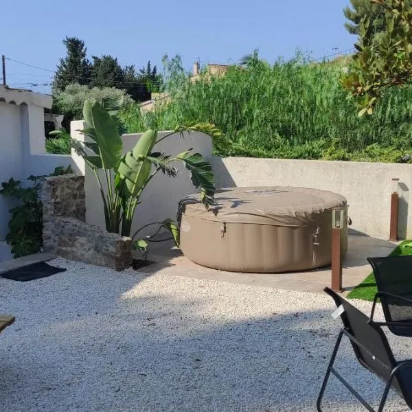 Studio Qu'importe, Jardin, Jacuzzi, Massage, hotel in Bandol