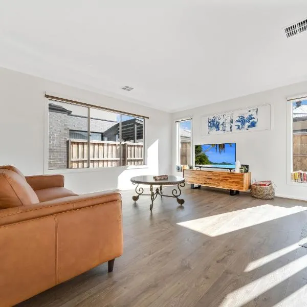 Charming Cozy Stylish Unique Retreat, Steps from Alira Village Mall, Park, hotel v destinaci Narre Warren South