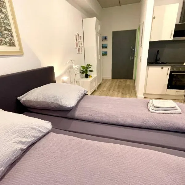 Neu wunderschönenes weißes Apartament am Schlössle Zentrum Goldstadt, Hotel in Pforzheim