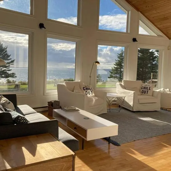 Private Waterfront Luxury with Hot Tub and Barrel Sauna, Hotel in Sydney Forks