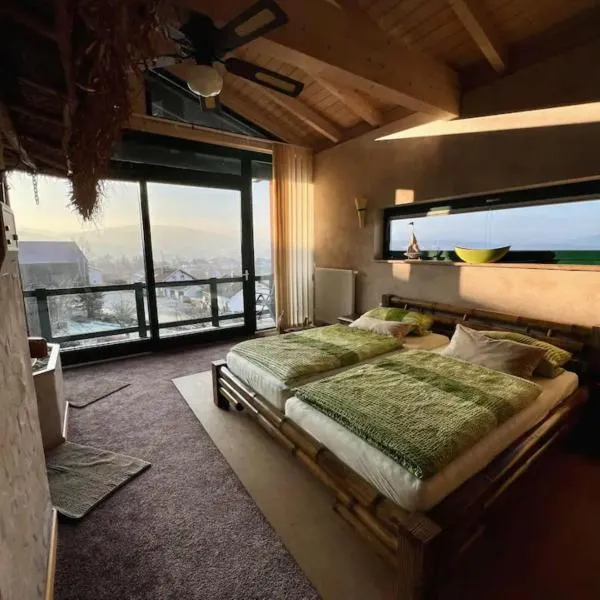 südländisches Chalet mit hauseigener Sauna, hotel in Viechtach