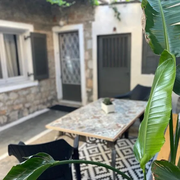 The Local Pin House - Ευρύχωρη μονοκατοικία, Λαμία, hotel en Lamía