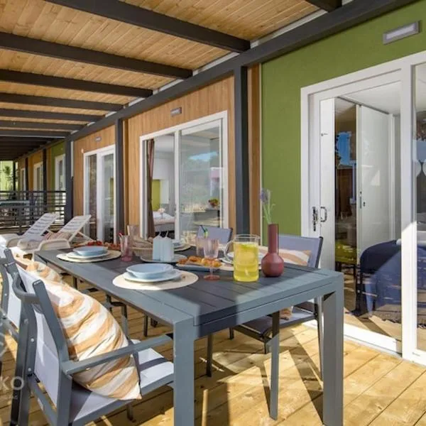 Premium mobile home in Novalja, hotel v Novalji
