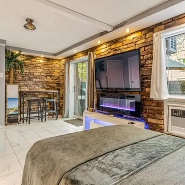 Brooklyn Spacious Space With Private Entrance, Bathroom, & Backyard - Full-kitchen, hotel in Brooklyn