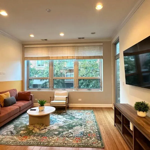 Private Balcony 1 Garage Parking Sleeps 6, hotel din Chicago