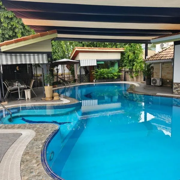 Separate house with swimming pool, hotel v destinaci Chiang Mai