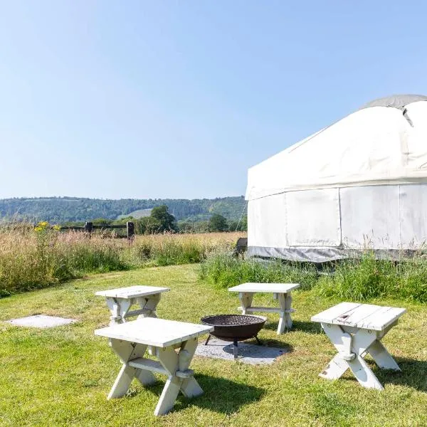 Beautiful Yurt with stunning South Downs views, hotel v destinaci Graffham