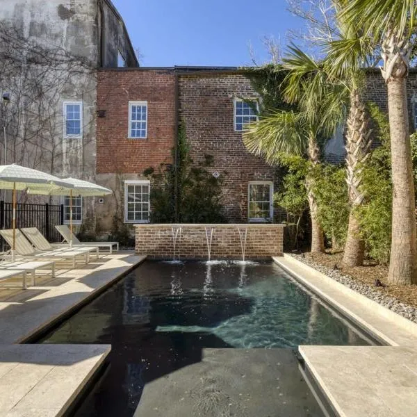 The Nicholas Veranda King Suite - Steps to King, hotel in Charleston