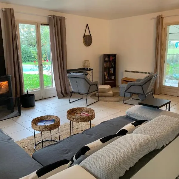 Gîte 3 étoiles les Gourlines avec balneo, véranda, piscine et garage, hotel v destinaci Avermes