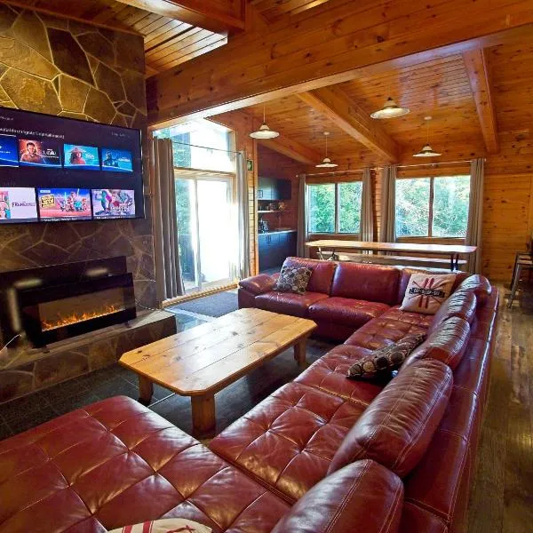 Renovated 6 Bedroom Chalet Hot Tub Near Village, hótel í Blue Mountains