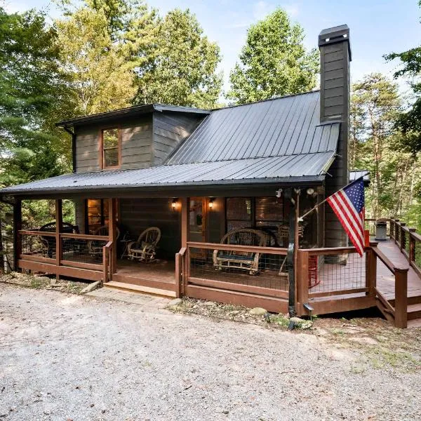 Lakeside Retreat Hot Tub Fishing Hiking, hotel in Ellijay