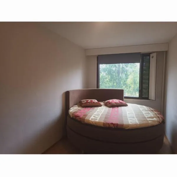 Private room near Espoo keskus railwaystation with free parking, hotel v destinaci Espoo