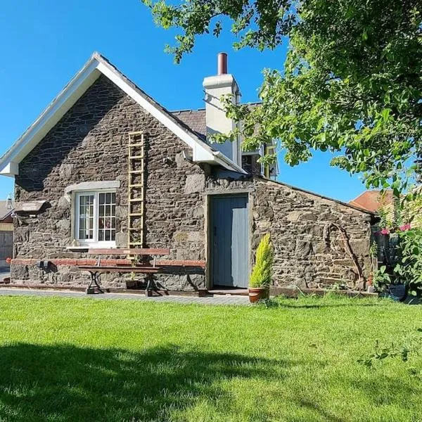 Cosy cottage with hot tub and garden, hotel in Llandudno