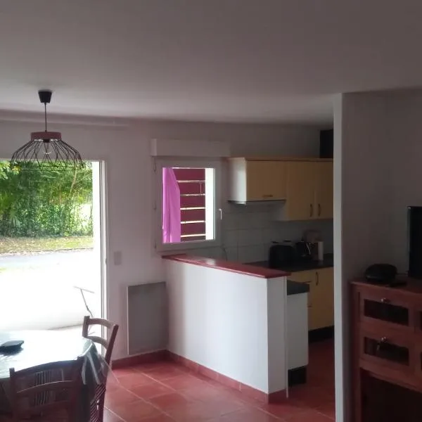 Cambo Centre, commerces et nature à 5 min à pied et proche Thermes, hotel a Cambo-les-Bains