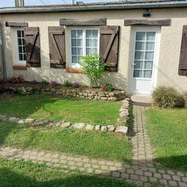 Petite maison, hotel in Villereau