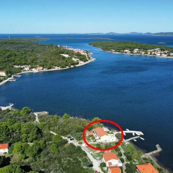 Apartments by the sea Veli Rat, Dugi otok - 438, hotel in Veli Rat
