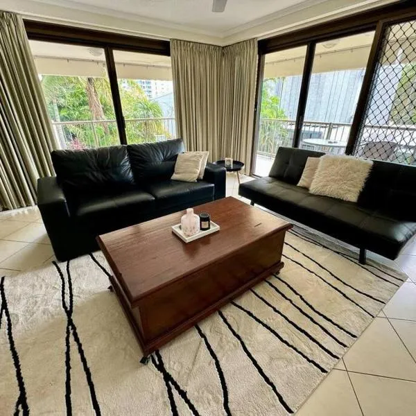 Downtown Delight 2BR Getaway with Pool, hotel in Darwin