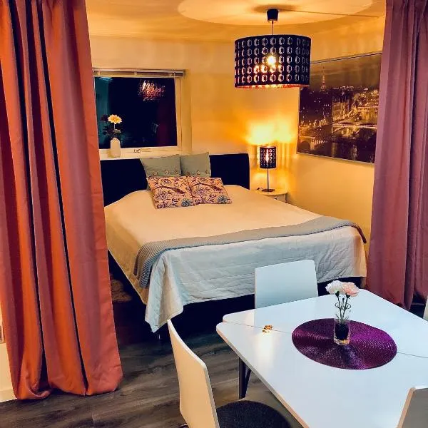 Mysig gäststuga nära skogen, hotel v destinaci Lindome