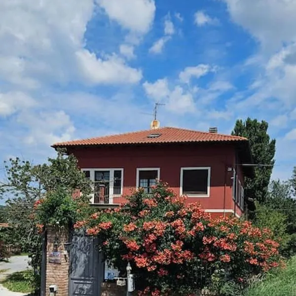 La Casa Rossa affittacamere, hotel in Cairo Montenotte