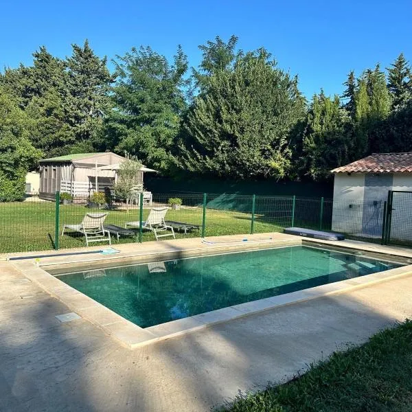 Avignon, joli chalet en campagne très proche de la ville, hotel in Avignon