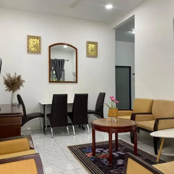 Kencana L&K Homestay, hotel in Air Molek