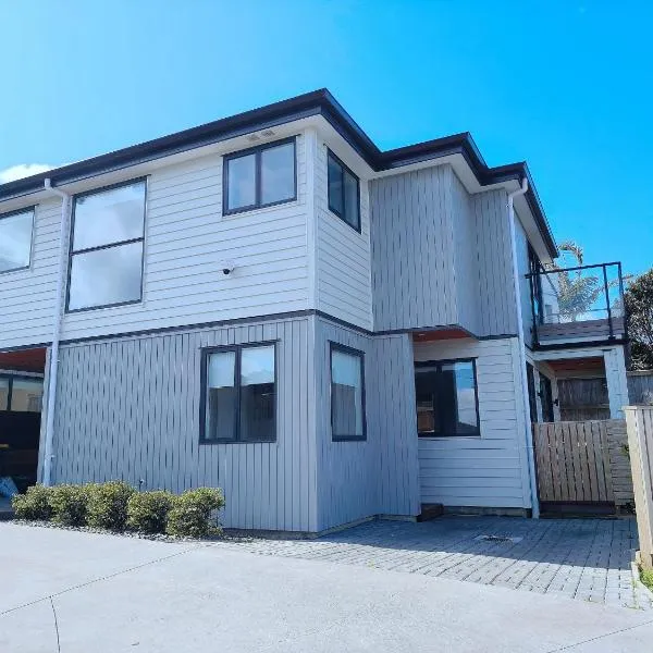 Stylish Family Retreat in Hillcrest 4 Bedroom and Playroom, hotel in Auckland