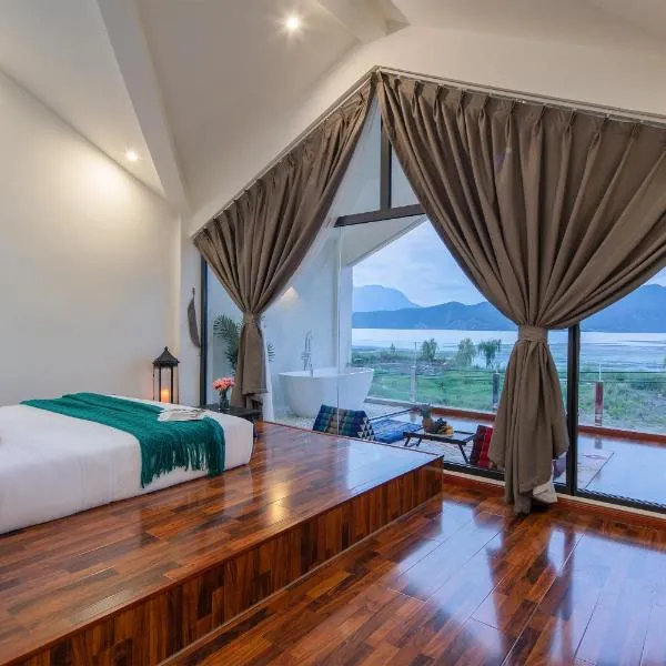 泸沽湖丨何遇小筑丨设计师湖景丨轻奢私享丨Holiday Villa, hotel em Zuosuo