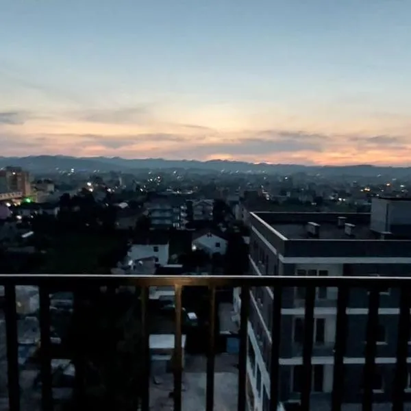 Modern apartment overlooking the city of Tirana, hotel v destinaci Kamëz