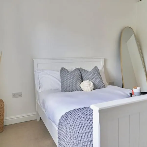 Charming 2-Bed Hideaway in Wokingham, En-Suite, Free Wi-Fi & Parking, Sleeps 4, hotel in Wokingham