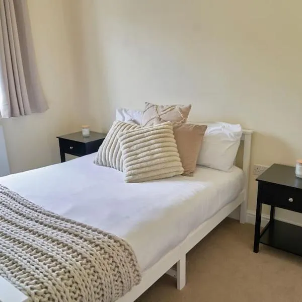 Specious 2-Bed Hideaway in Wokingham, En-Suite, Free Wi-Fi & Parking, Sleeps 4, hotel in Wokingham