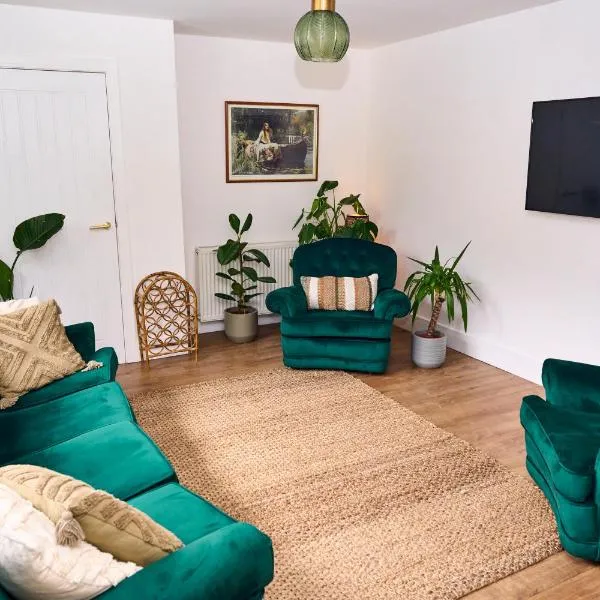 Chic Family Home with Garden Fire Pit & Event Space, Hot Tub, khách sạn ở Manchester