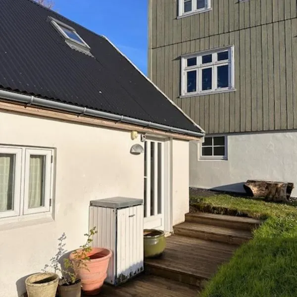 Cottage by the waterfront, hotel v destinaci Vestmanna