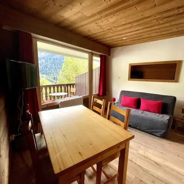 Studio 4 p avec terrasse proche remontée mécanique, ξενοδοχείο σε Champagny-en-Vanoise