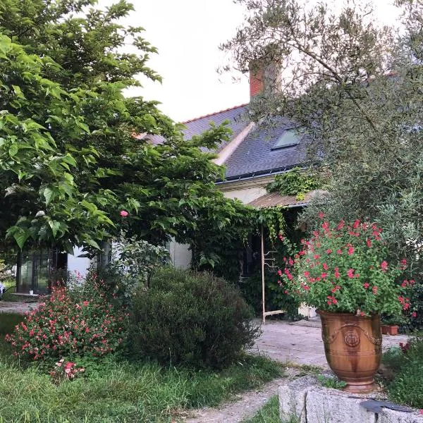 LA FERME DE RUSSÉ, Hotel in Allonnes