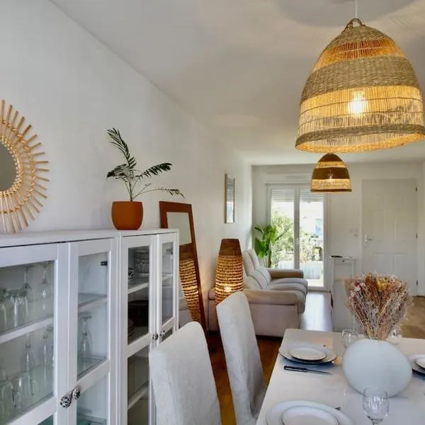 Charmante maison avec piscine, hotel en Puilboreau